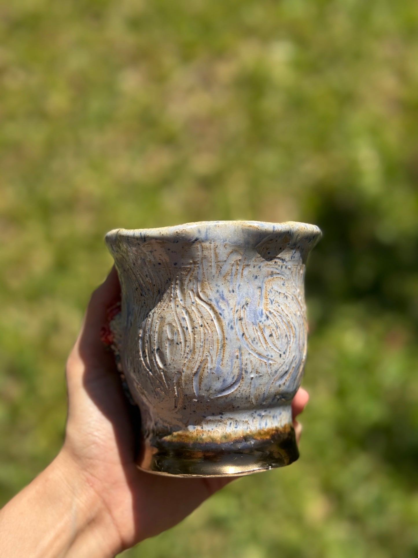 Roses on vase mug