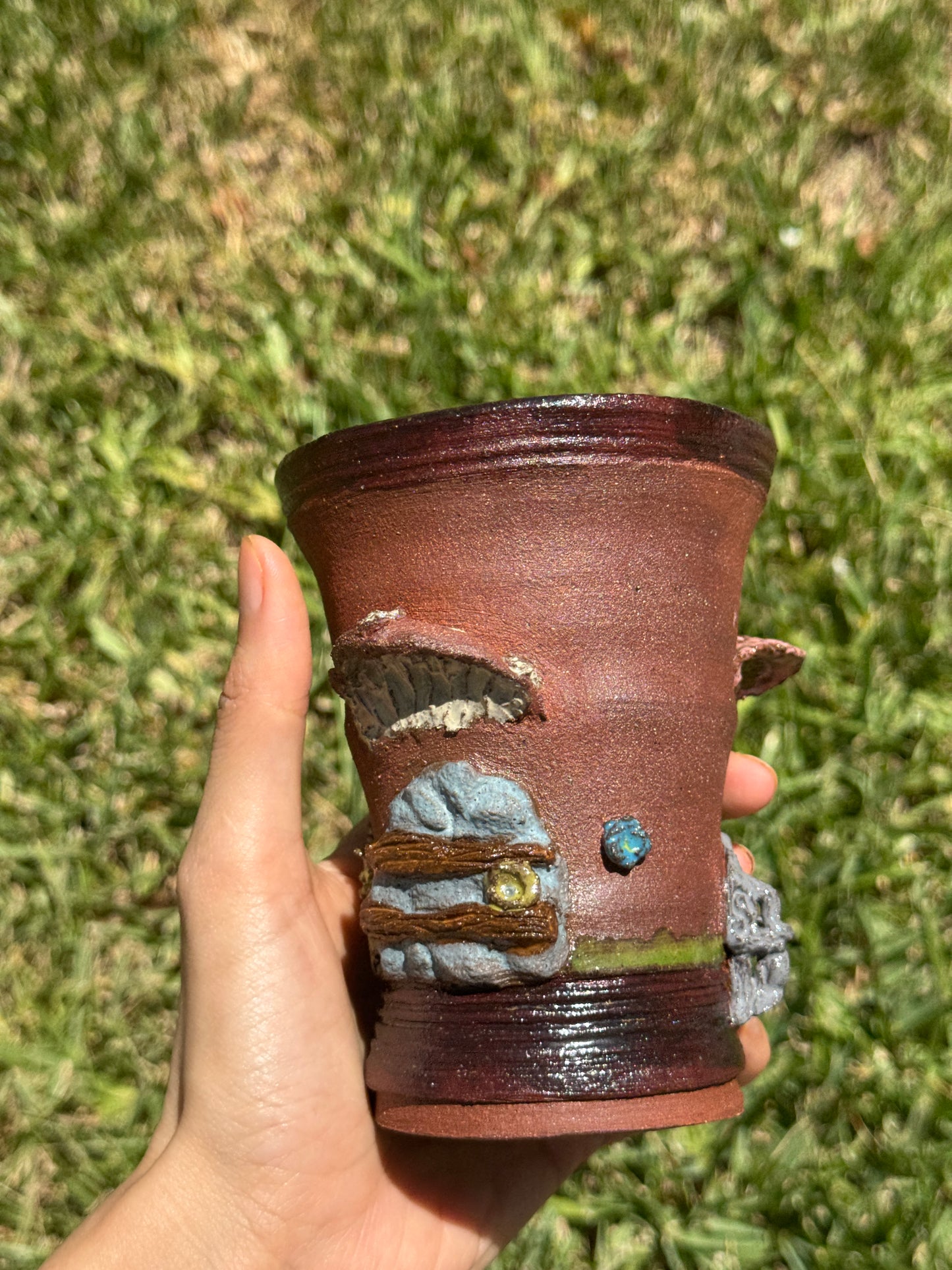 The bench under the flower lamp